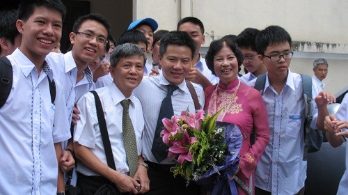 Giáo sư Ngô Bảo Châu chụp ảnh với các thầy cô giáo và HS trong trường